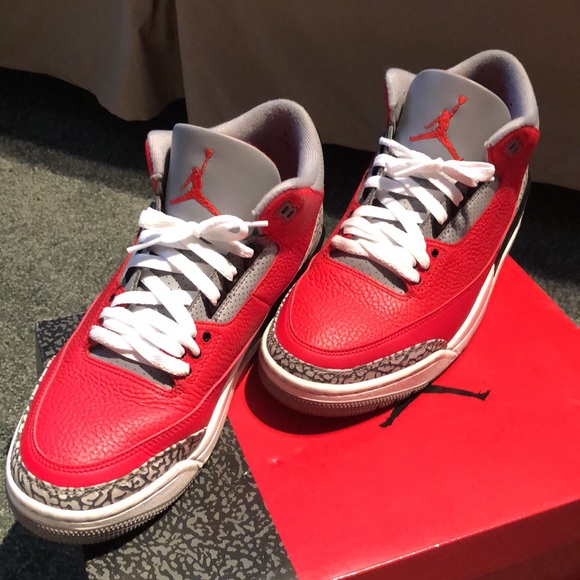 Jordan Retro SE Fire Red Cement grey